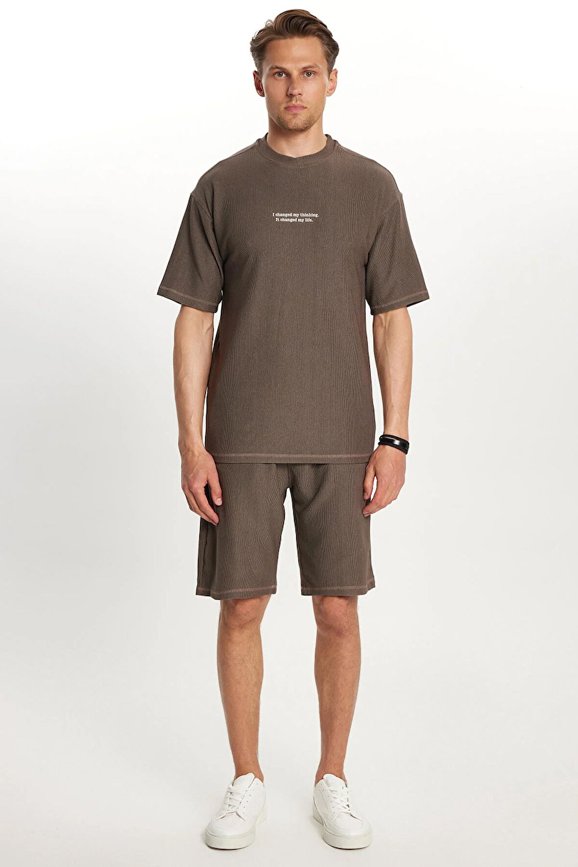 Erkek Standart Fit Pamuklu Jakarlı Baskılı Bisiklet Yaka Beli Bağcıklı Taba Şort Takım