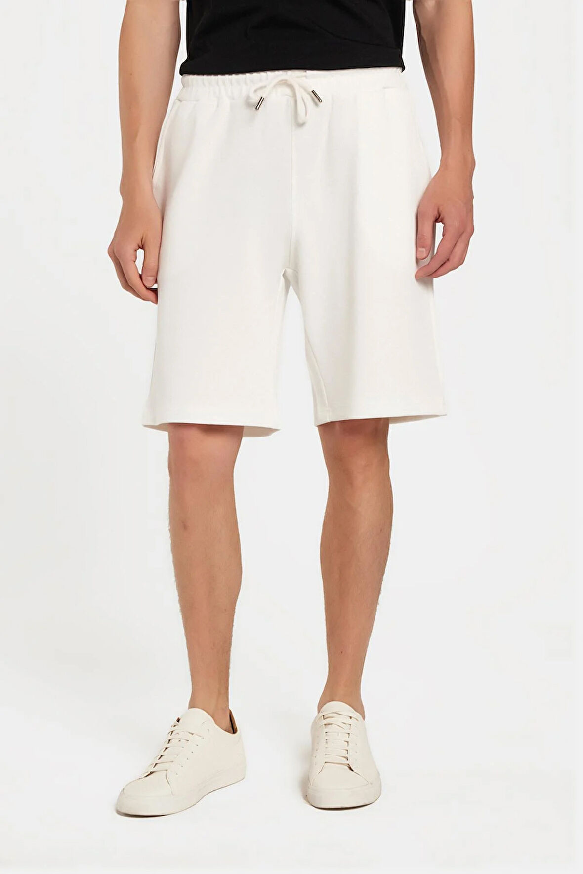 Erkek Regular Rahat Kesim Beli Lastikli Bağlamalı Yandan Cepli Ekru Bermuda Şort