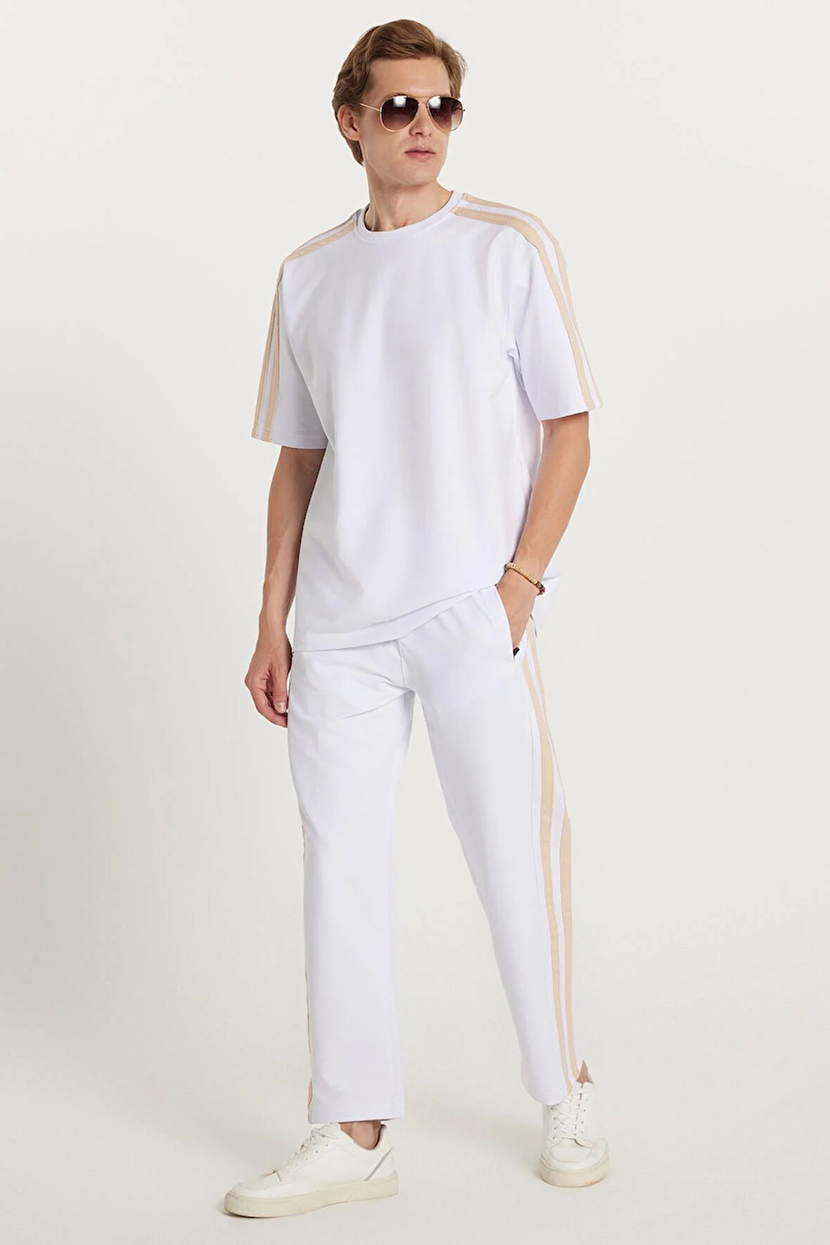 Erkek Standart Fit Normal Kesim Pamuklu Bisiklet Yaka Şeritli Beyaz Eşofman Takımı