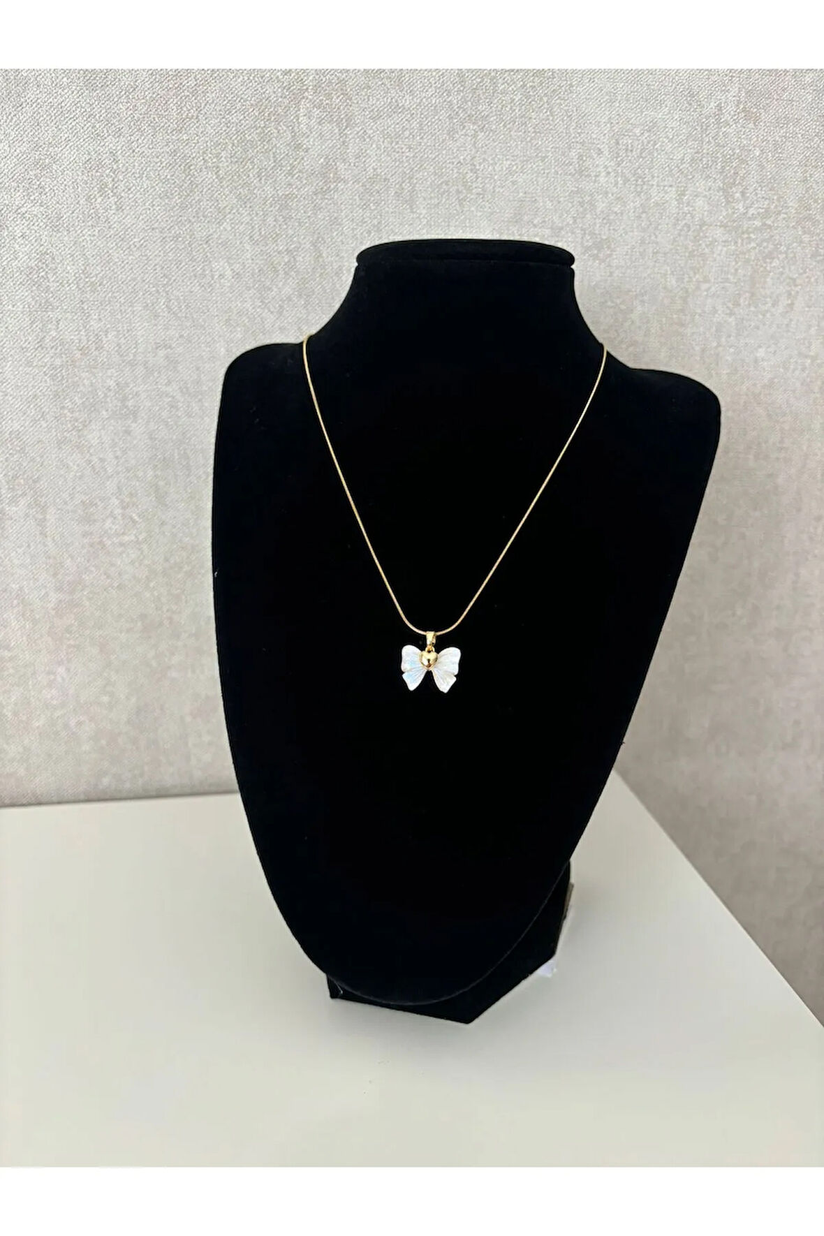 BEYAZ KELEBEK DESENLİ GOLD RENK ÇELİK KOLYE