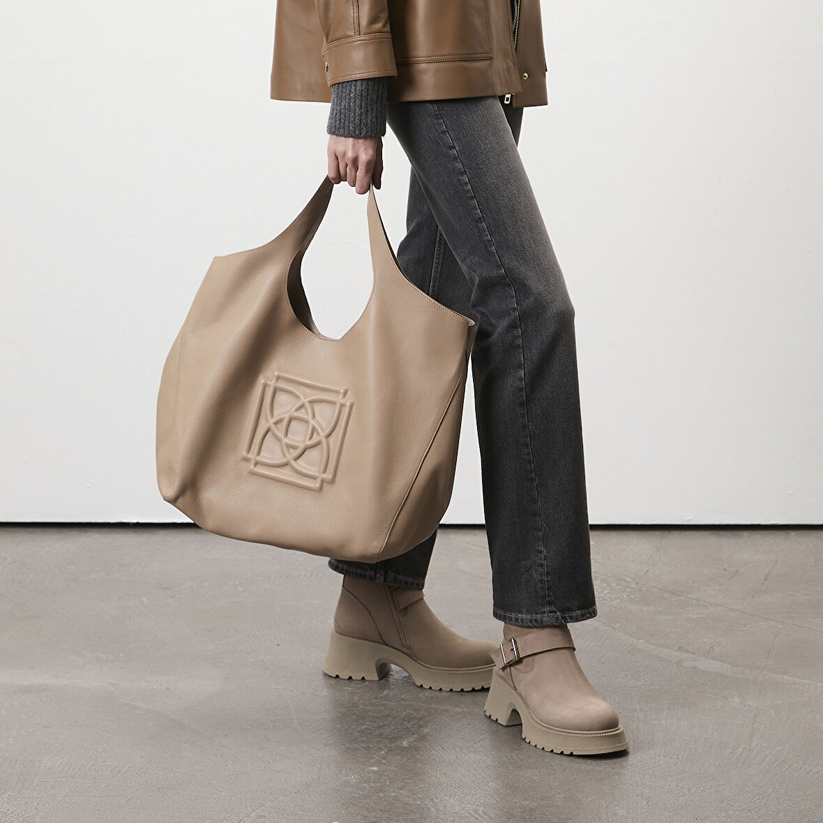 Kadın Bej Kemer Aksesuarlı Topuklu Deri Bot