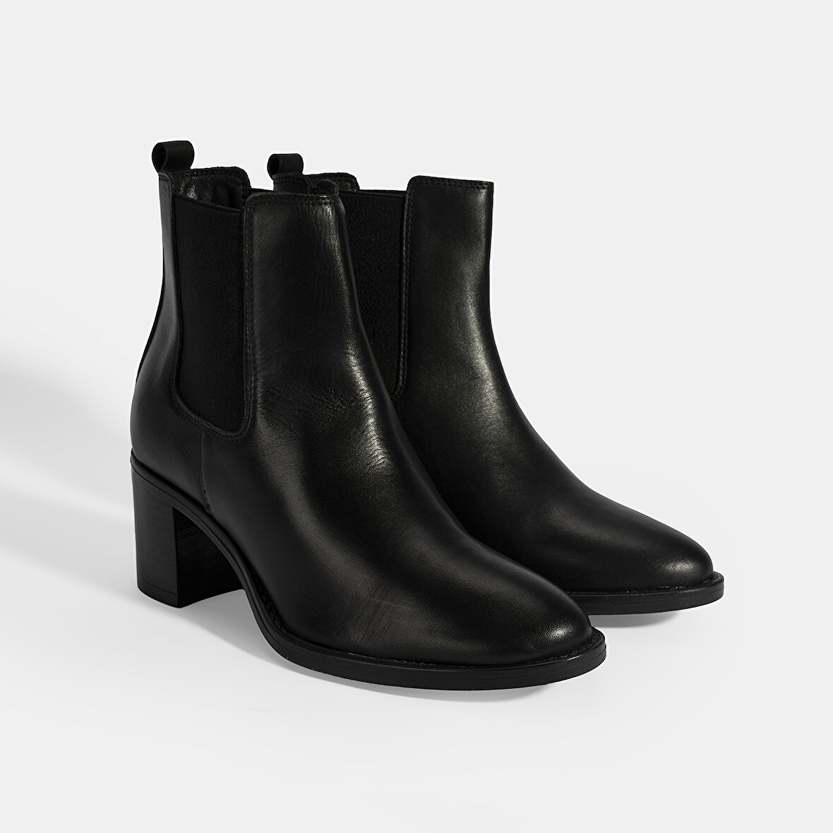 Kadın Siyah Lastikli Topuklu Deri Bot