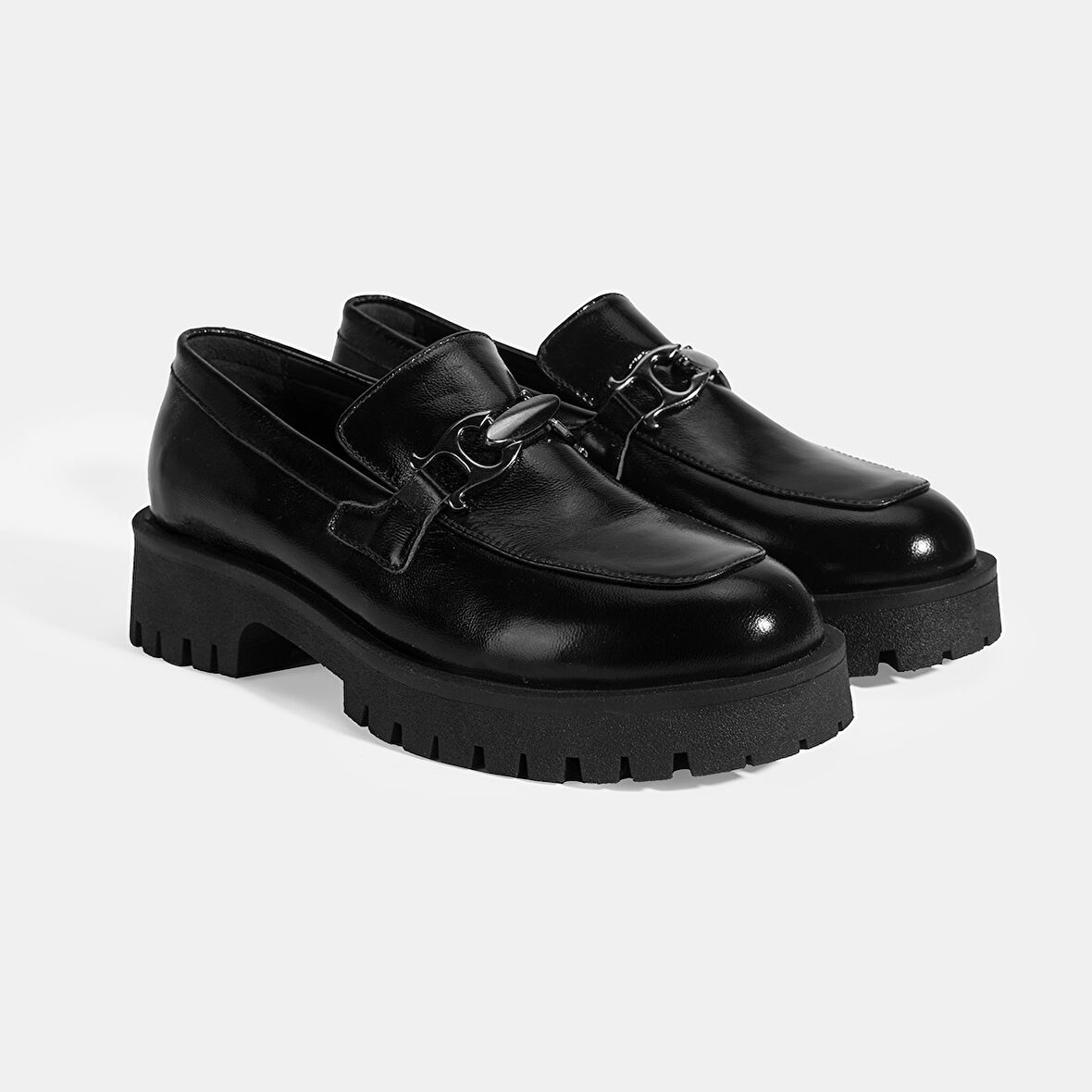 Kadın Siyah Metal Aksesuarlı Rugan Loafer