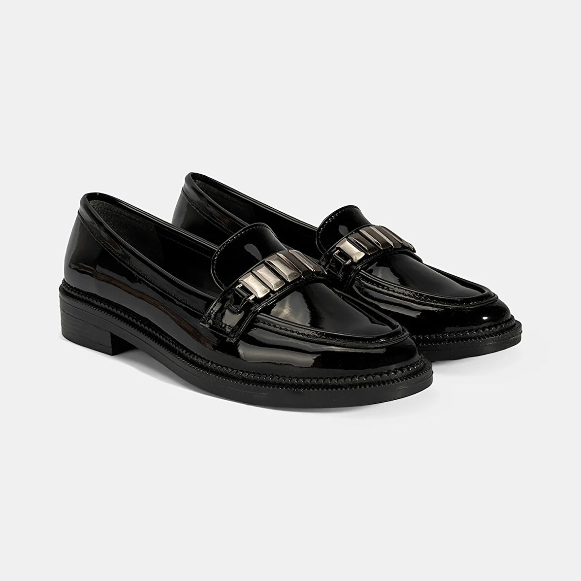 Kadın Siyah Metal Aksesuarlı Loafer