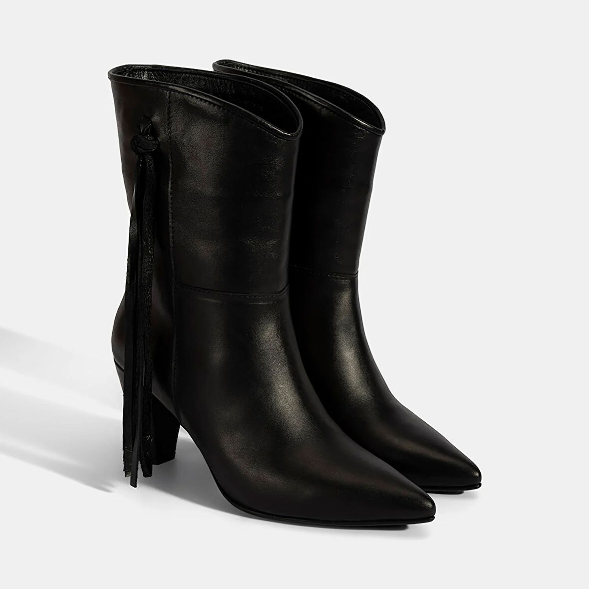 Kadın Siyah Püskül Detaylı Topuklu Deri Bot