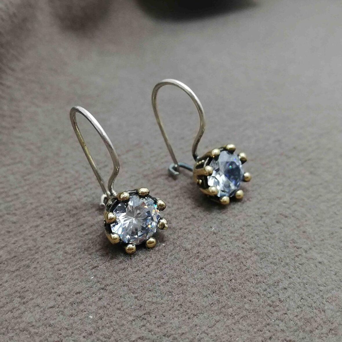 Beyaz Zirkon Taşlı Otantik Gümüş Kadın Küpe