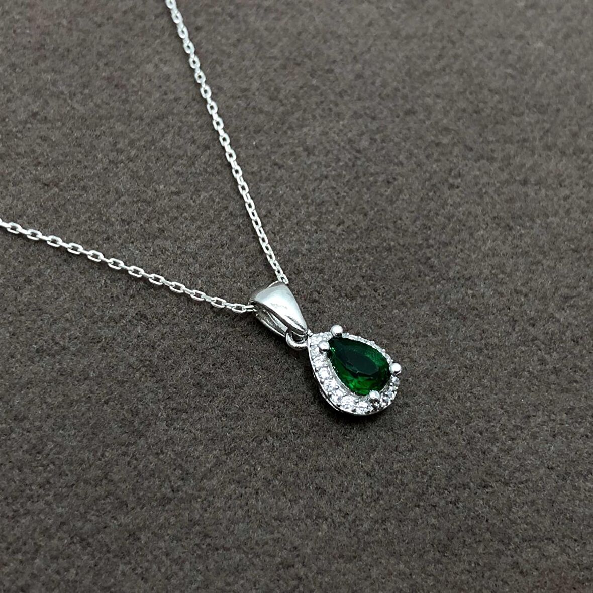 Zümrüt ve Beyaz Zirkon Taşlı Gümüş Kadın Kolye