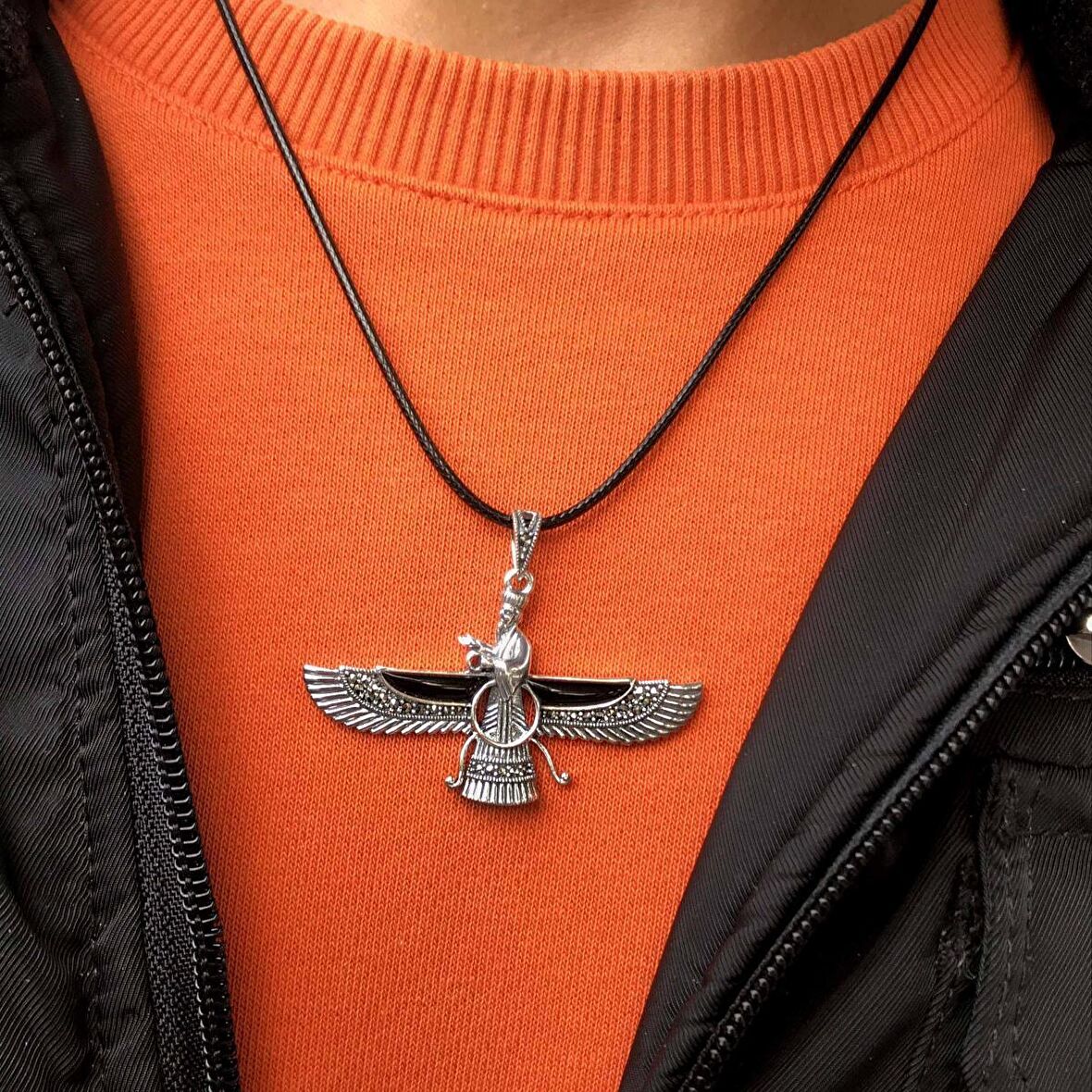 Oniks ve Markazit Taşlı Orta Boy Unisex Ahura Mazda Gümüş Kolye