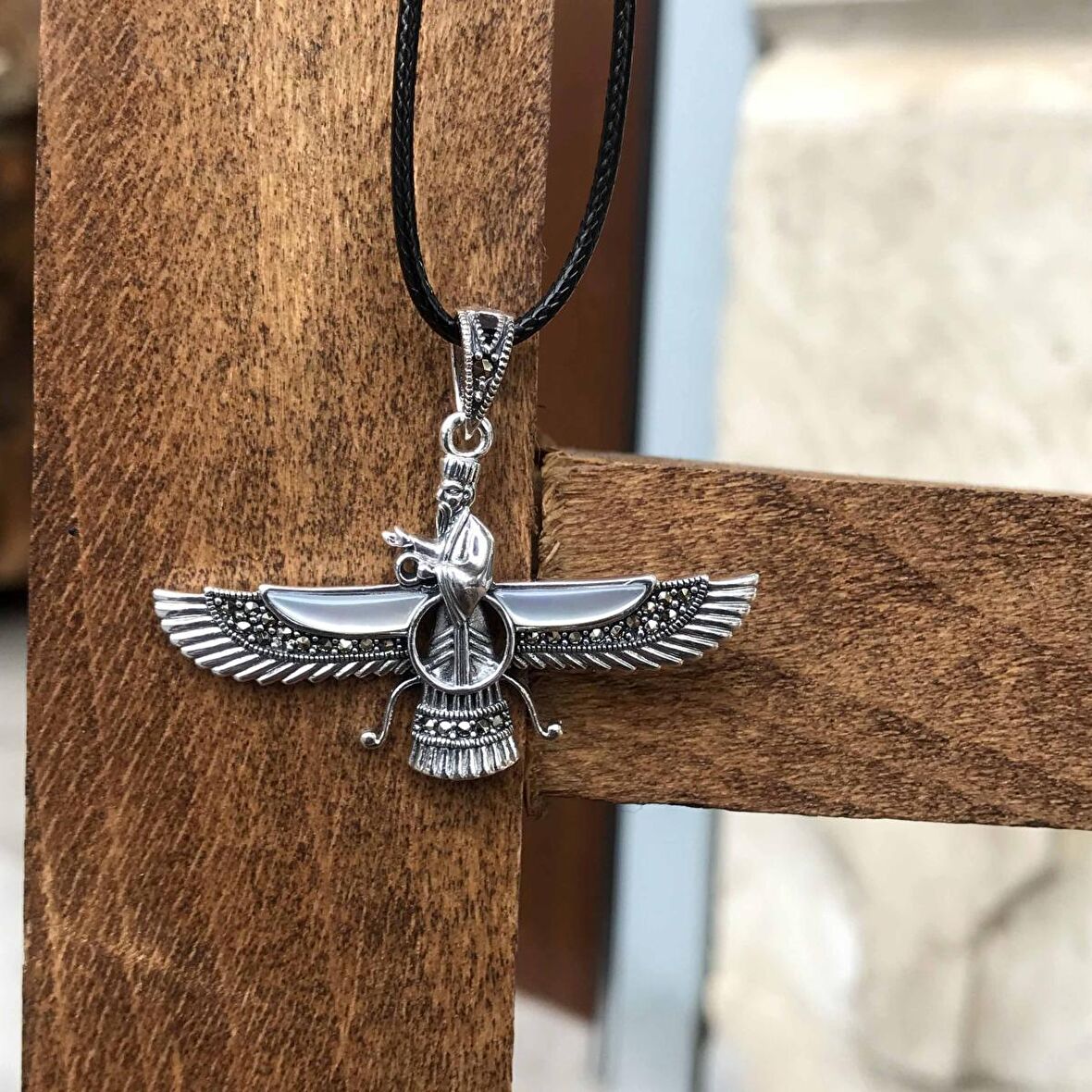 Sedef ve Markazit Taşlı Orta Boy Unisex Ahura Mazda Gümüş Kolye