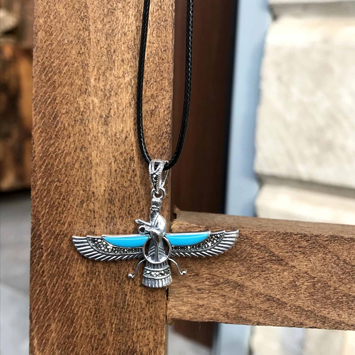 Firuze ve Markazit Taşlı Orta Boy Unisex Ahura Mazda Gümüş Kolye