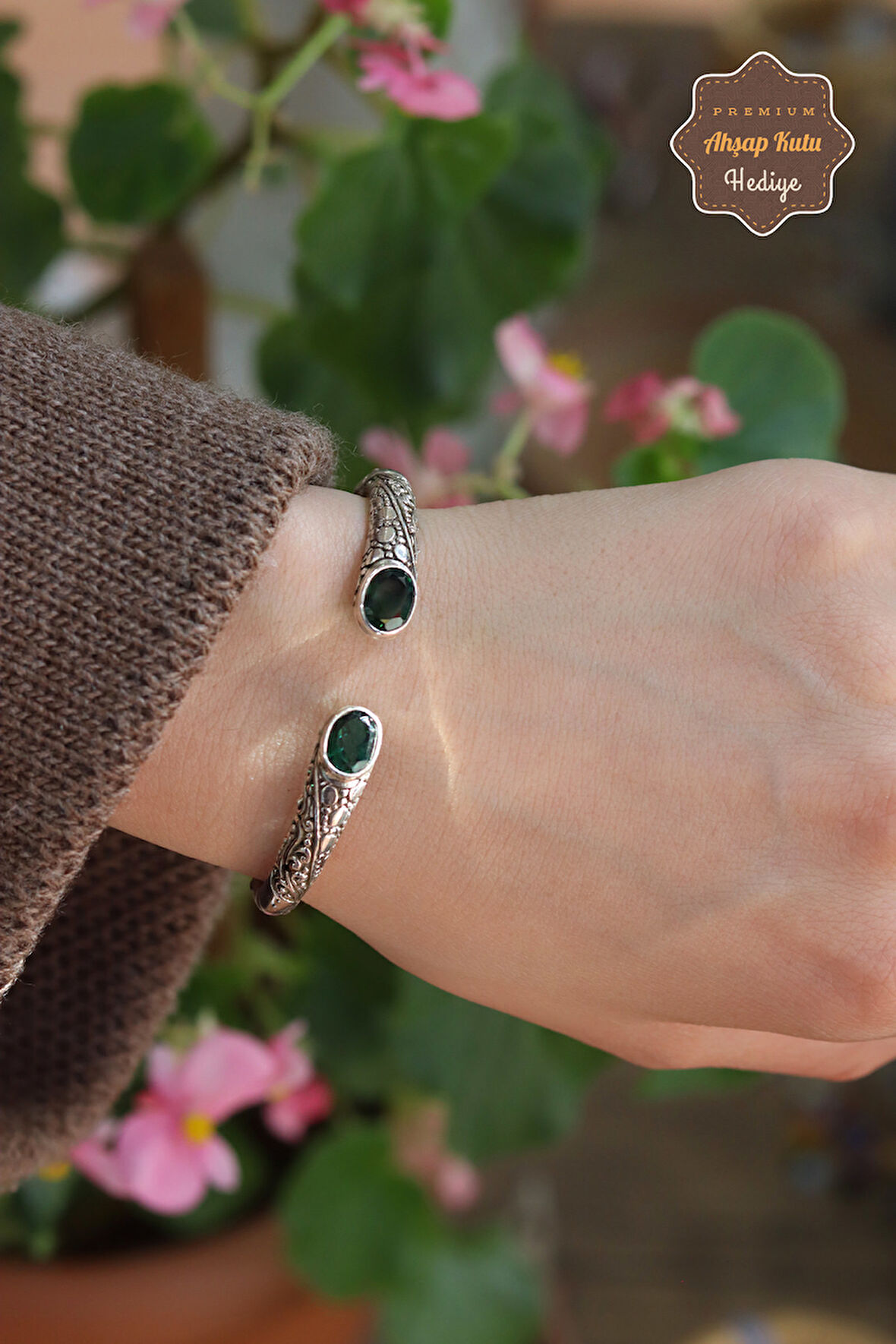 Zümrüt Taşlı Yöresel İşlemeli 925 Ayar Saf Gümüş Kadın Bilezik 201024058