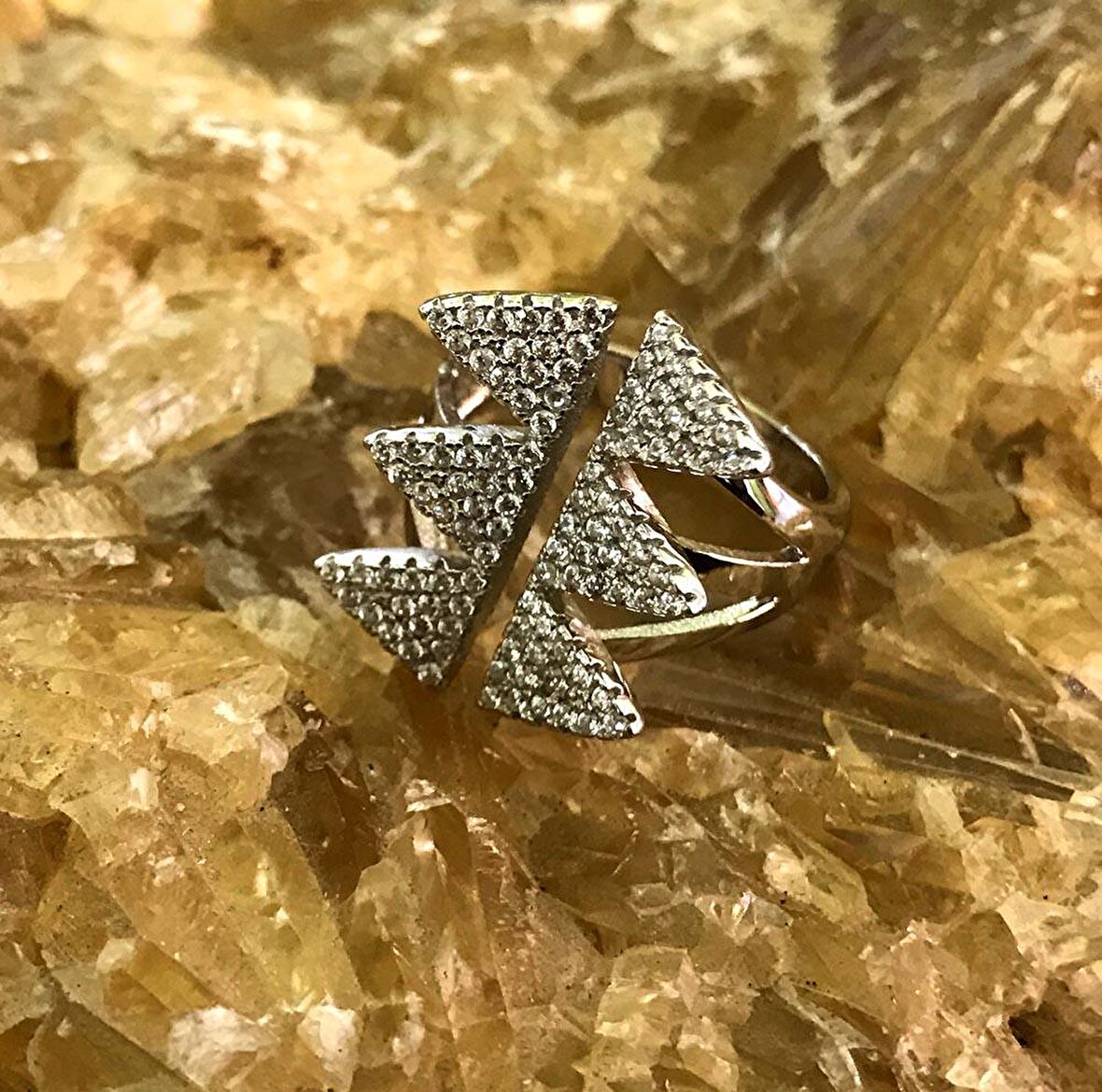 Üçgen Model Mikro Zirkon Taşlı Gümüş Kadın Yüzük