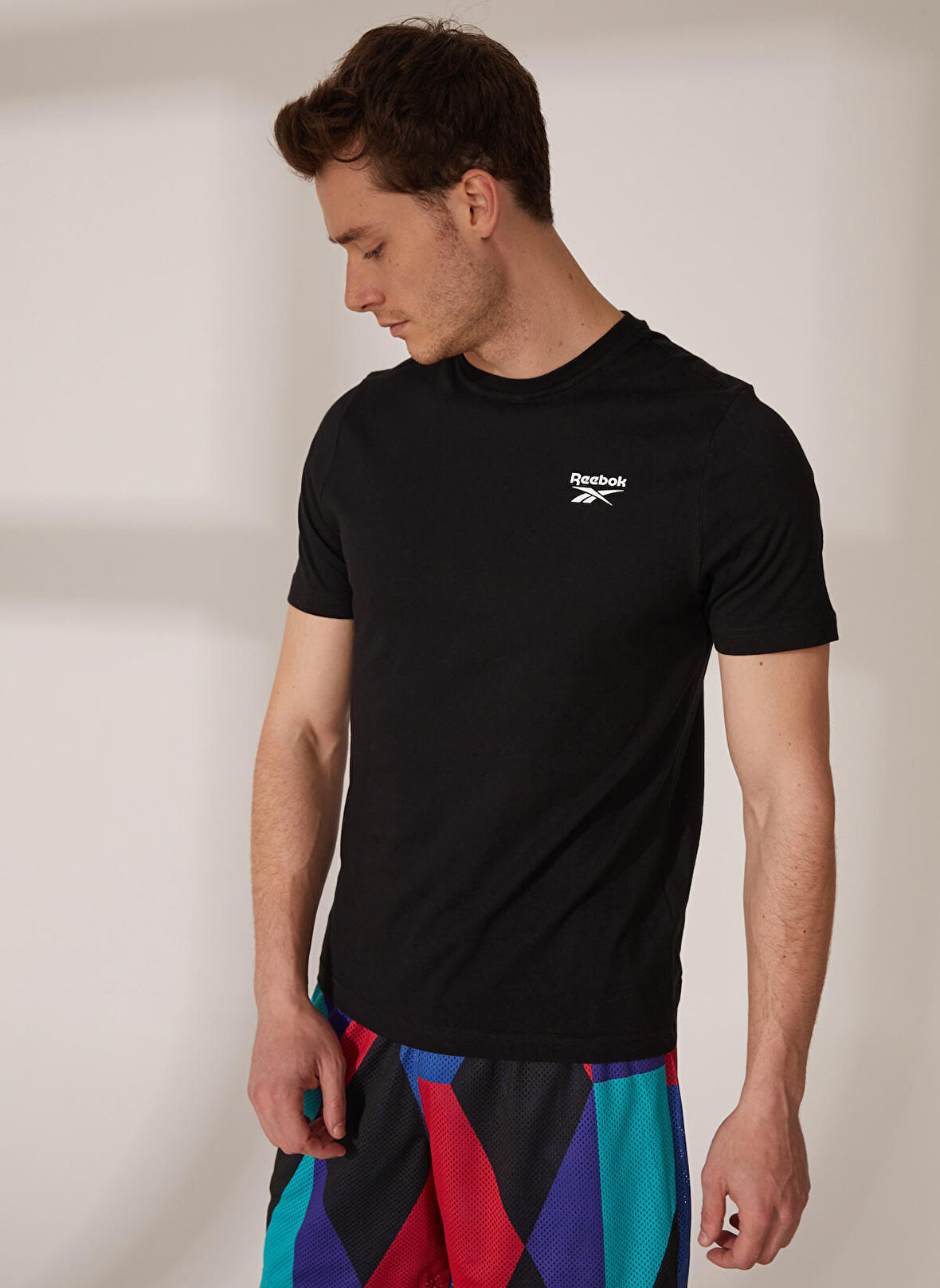 Reebok Siyah Erkek Yuvarlak Yaka  T-Shirt HG4441 RI Left Chest Logo Tee