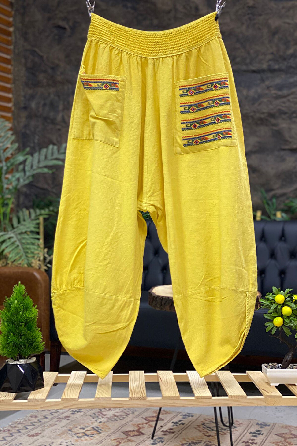 Paça V Kesim Cepleri Nakışlı Keten Pantolon