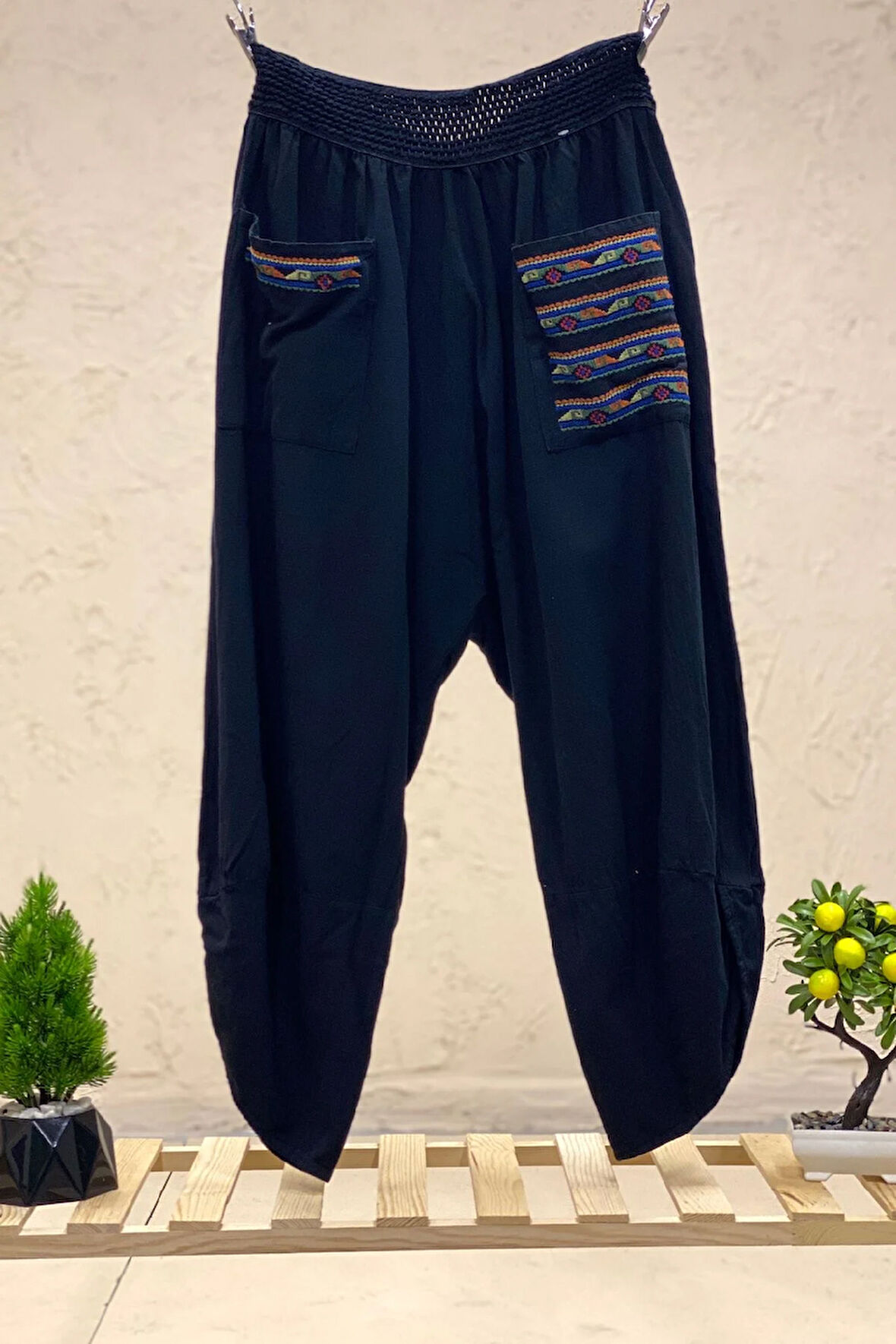 Paça V Kesim Cepleri Nakışlı Keten Pantolon