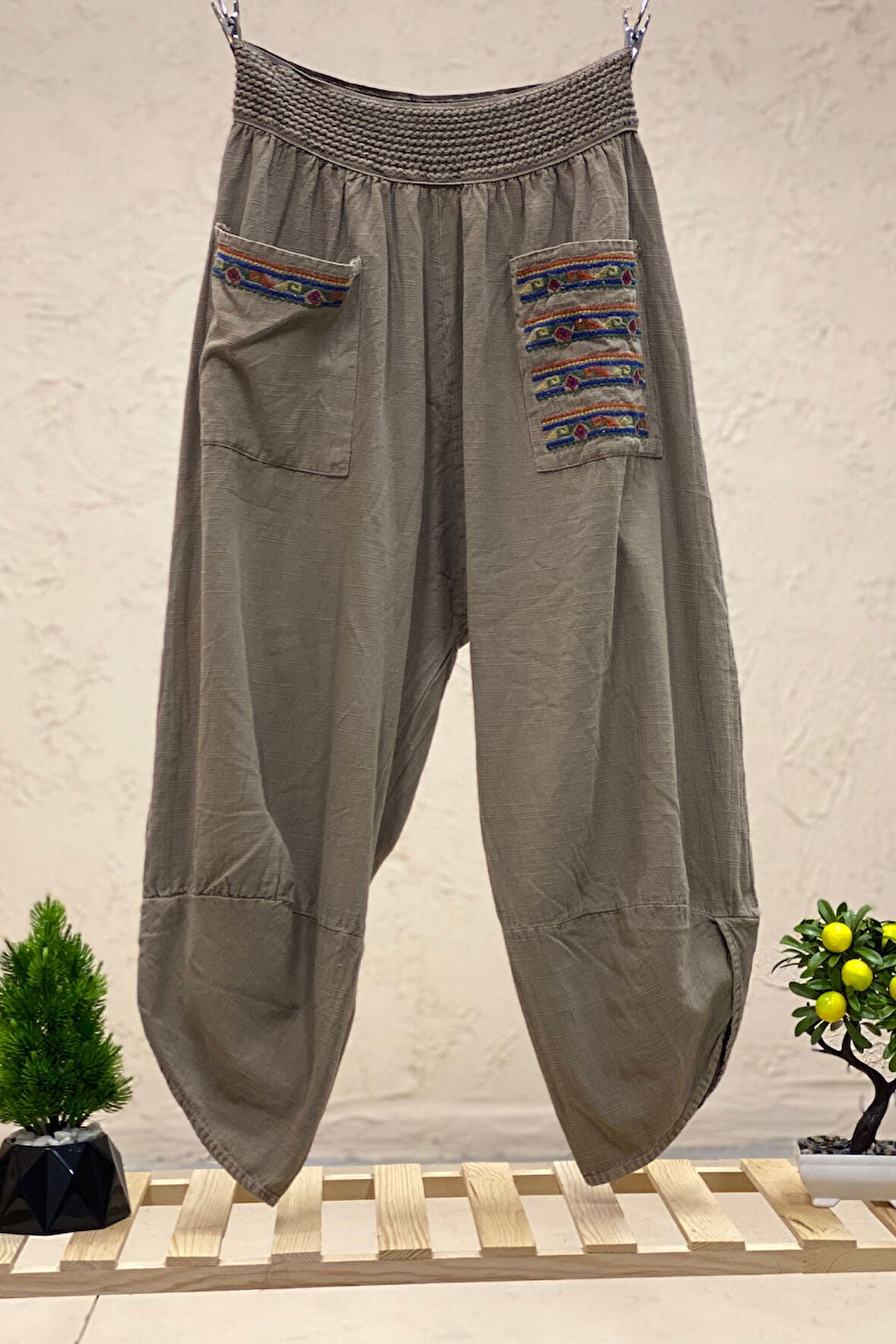 Paça V Kesim Cepleri Nakışlı Keten Pantolon