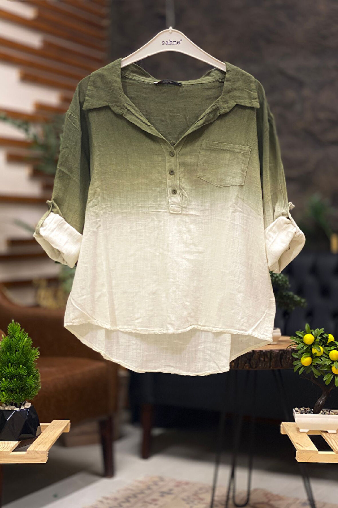 Batik Desen Yakalı Yarım Düğmeli Gömlek