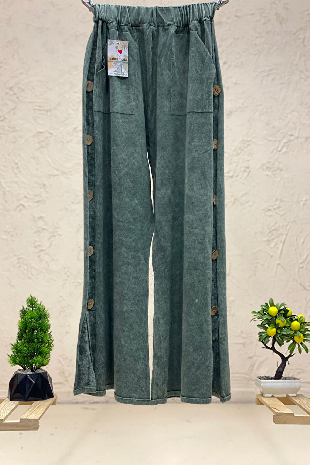 Yanları Tahta Düğmeli Bol Paça Yıkamalı Triko Pantolon