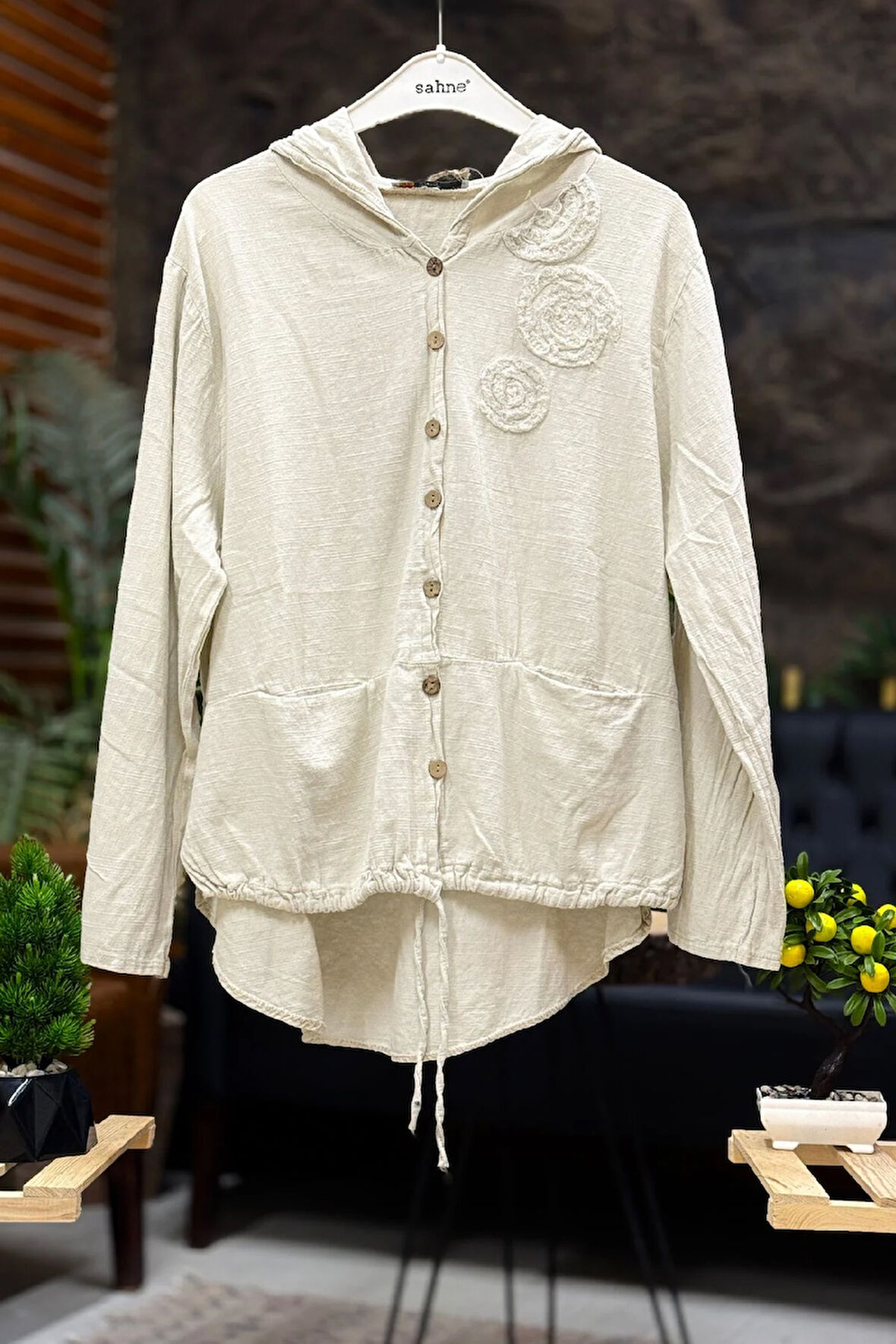 Nakış Aksesuarlı Kapşonlu Cepli Keten Gömlek