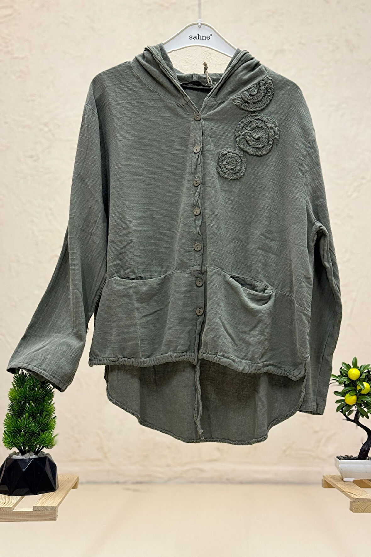 Nakış Aksesuarlı Kapşonlu Cepli Keten Gömlek