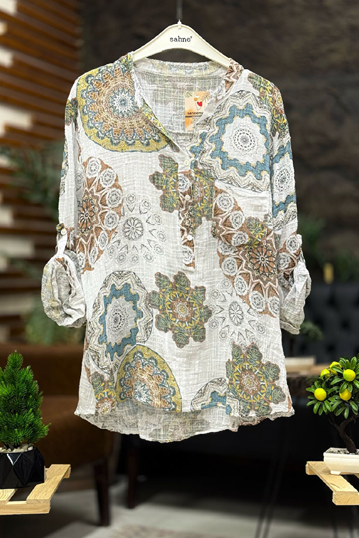 Mandala Ve Çiçek Desen Hakim Yaka Keten Gömlek