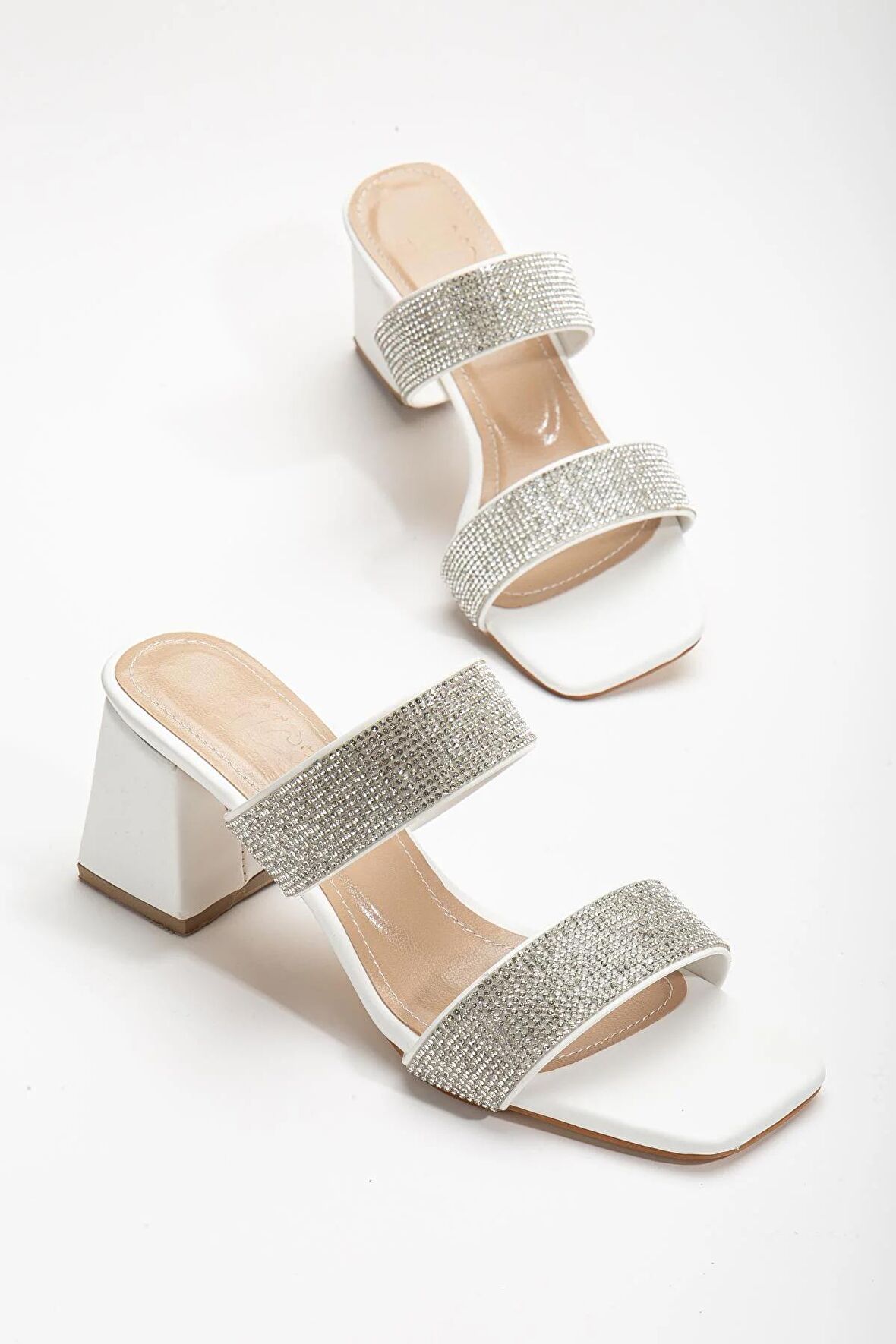 İki Kalın Taş Bantlı Beyaz Kadın Topuklu Terlik