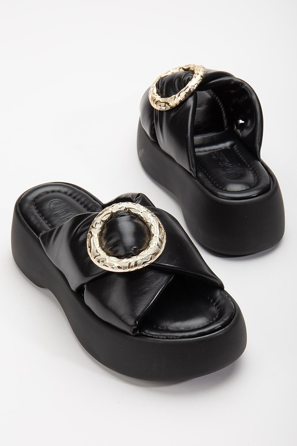 Büyük Tokalı Kalın Taban Cilt Siyah Kadın Dolgu Topuk Terlik