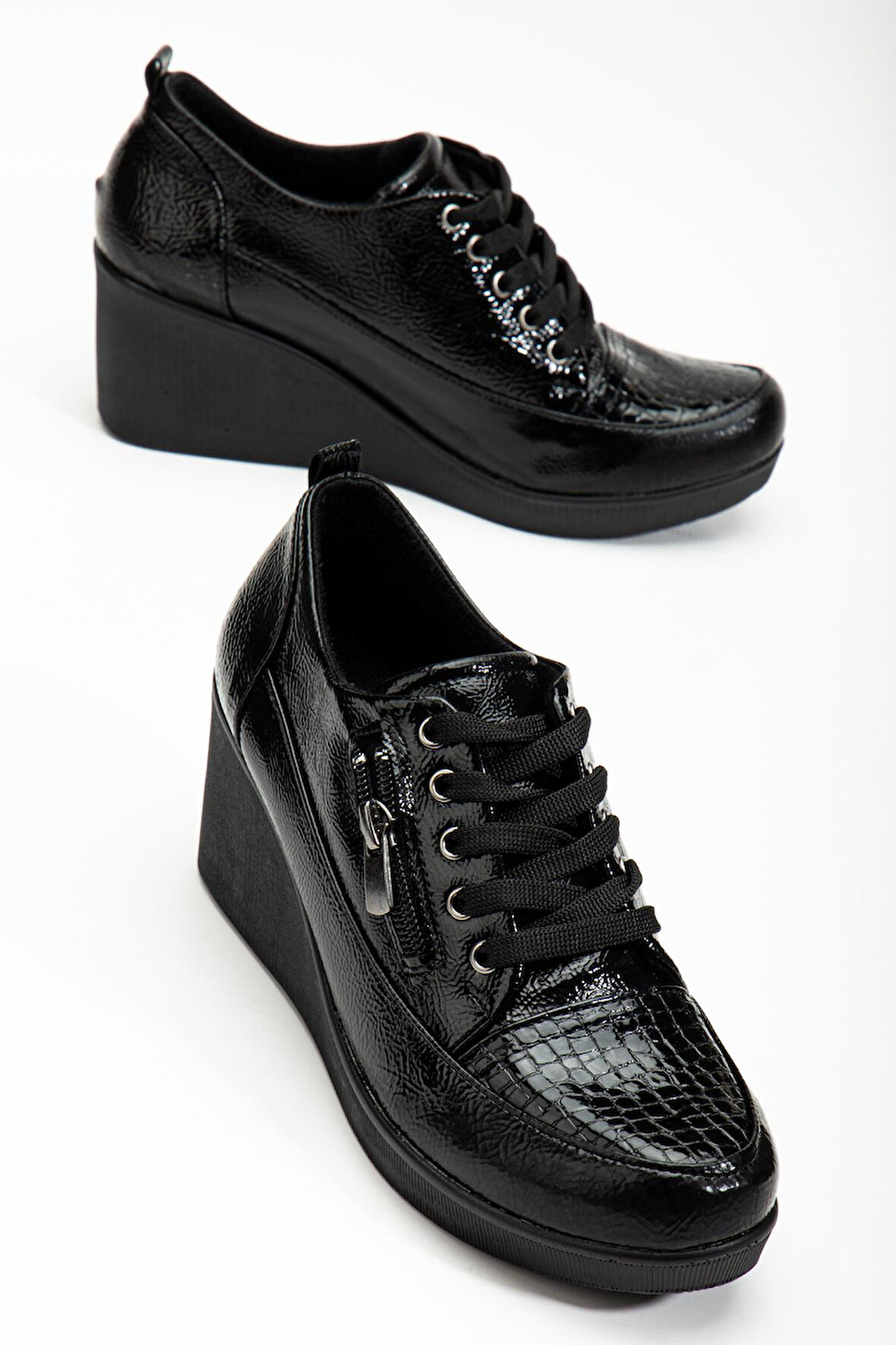 Kadın Dolgu Topuklu Ayakkabı Siyah Rugan Fermuarlı Bağcıklı