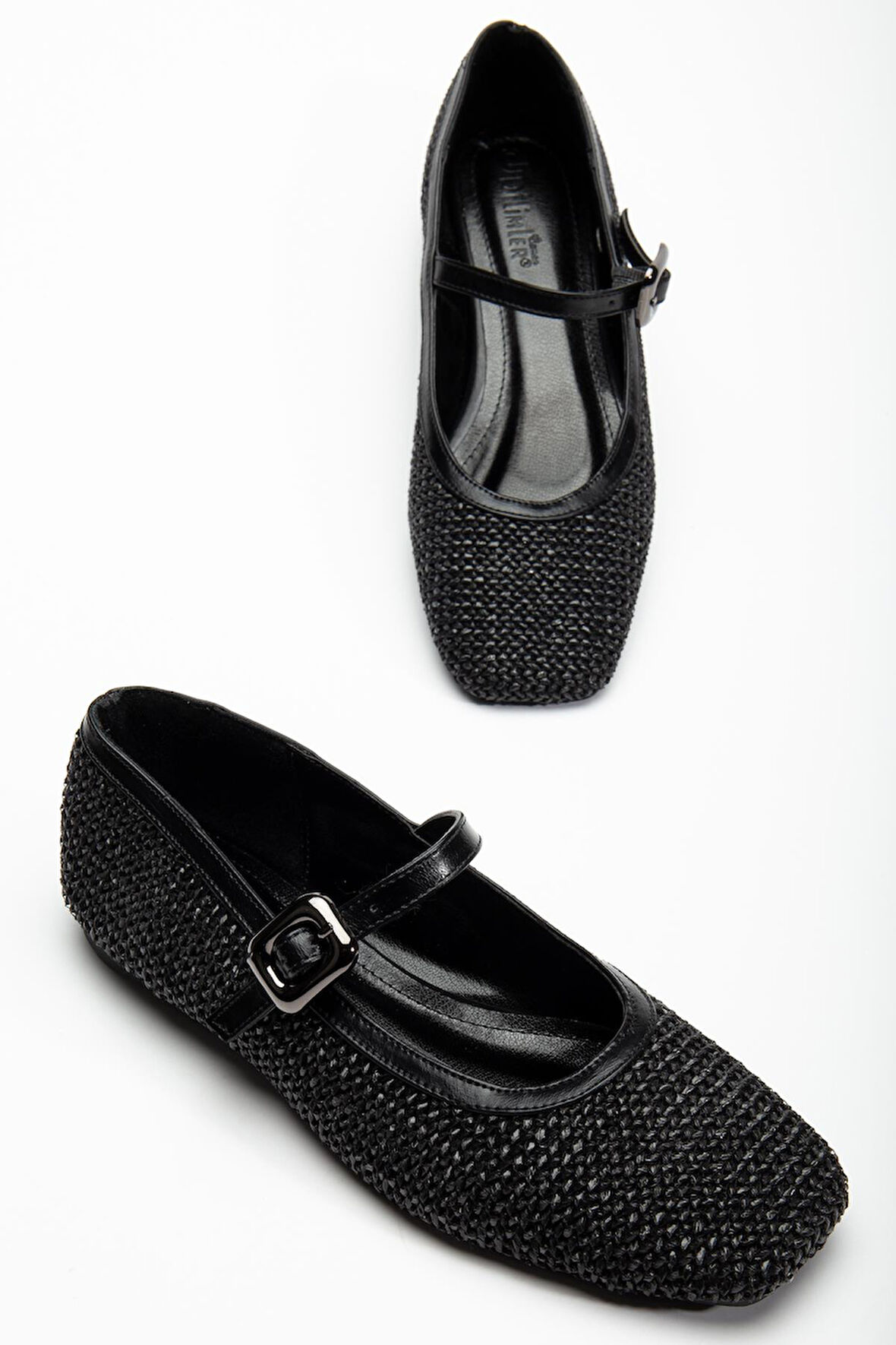 Kadın Babet Siyah Hasır Detaylı Baretli Küt Burun