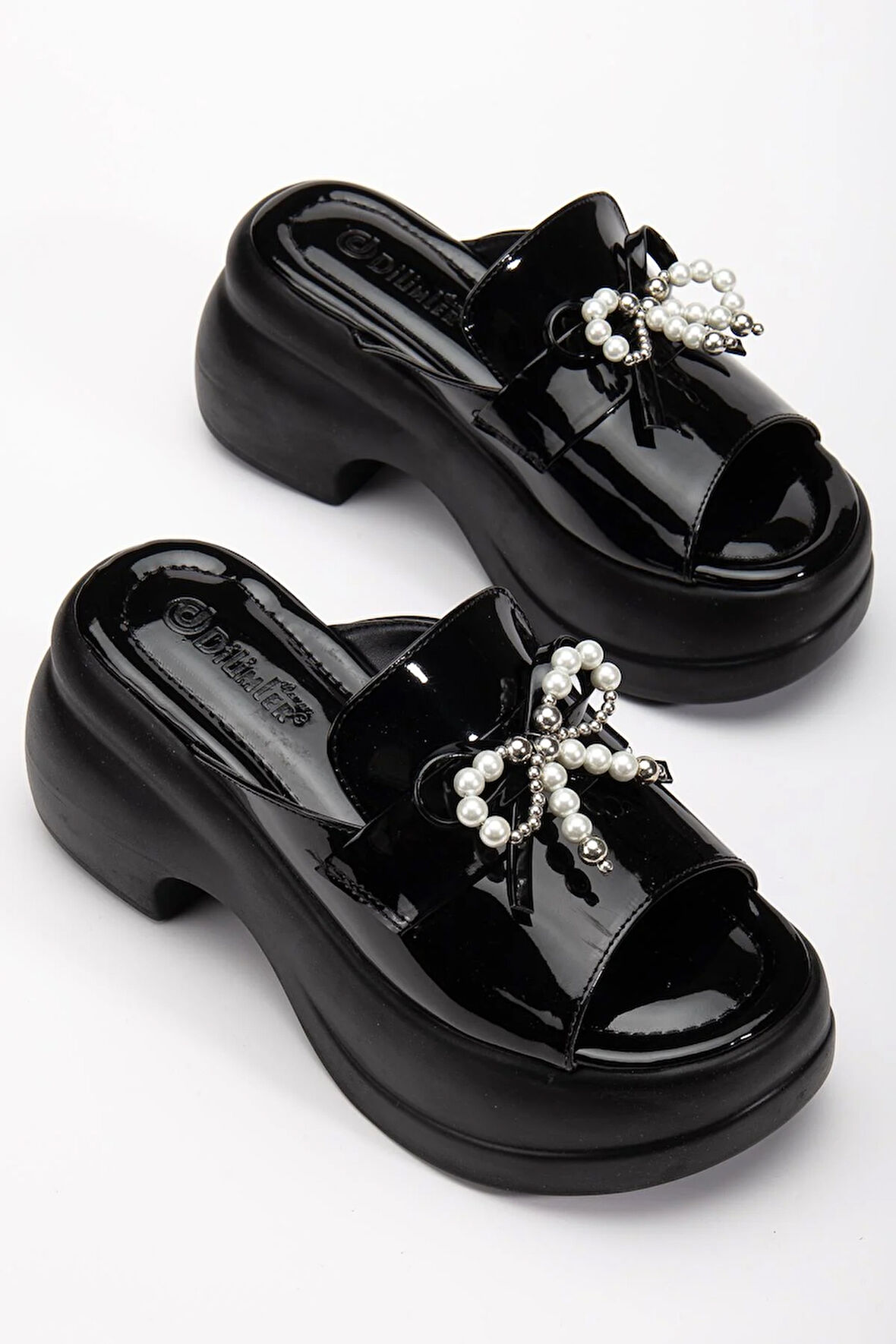 Kadın Dolgu Topuklu Terlik Siyah Rugan Tümyüz İnce Aksesuarlı