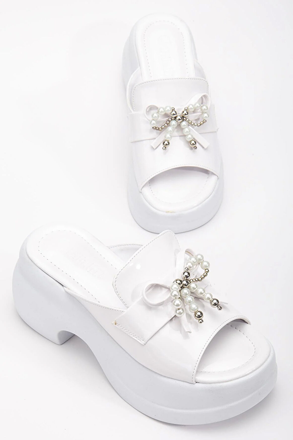 Kadın Dolgu Topuklu Terlik Beyaz Rugan Tümyüz İnce Aksesuarlı
