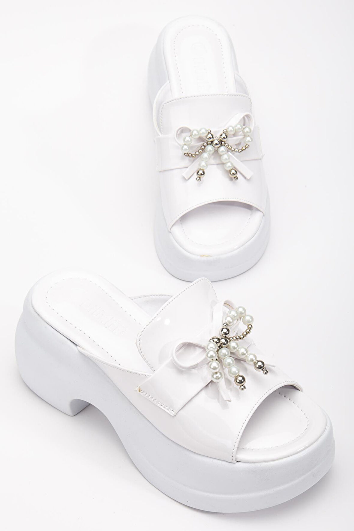 Kadın Dolgu Topuklu Terlik Beyaz Rugan Tümyüz İnce Aksesuarlı