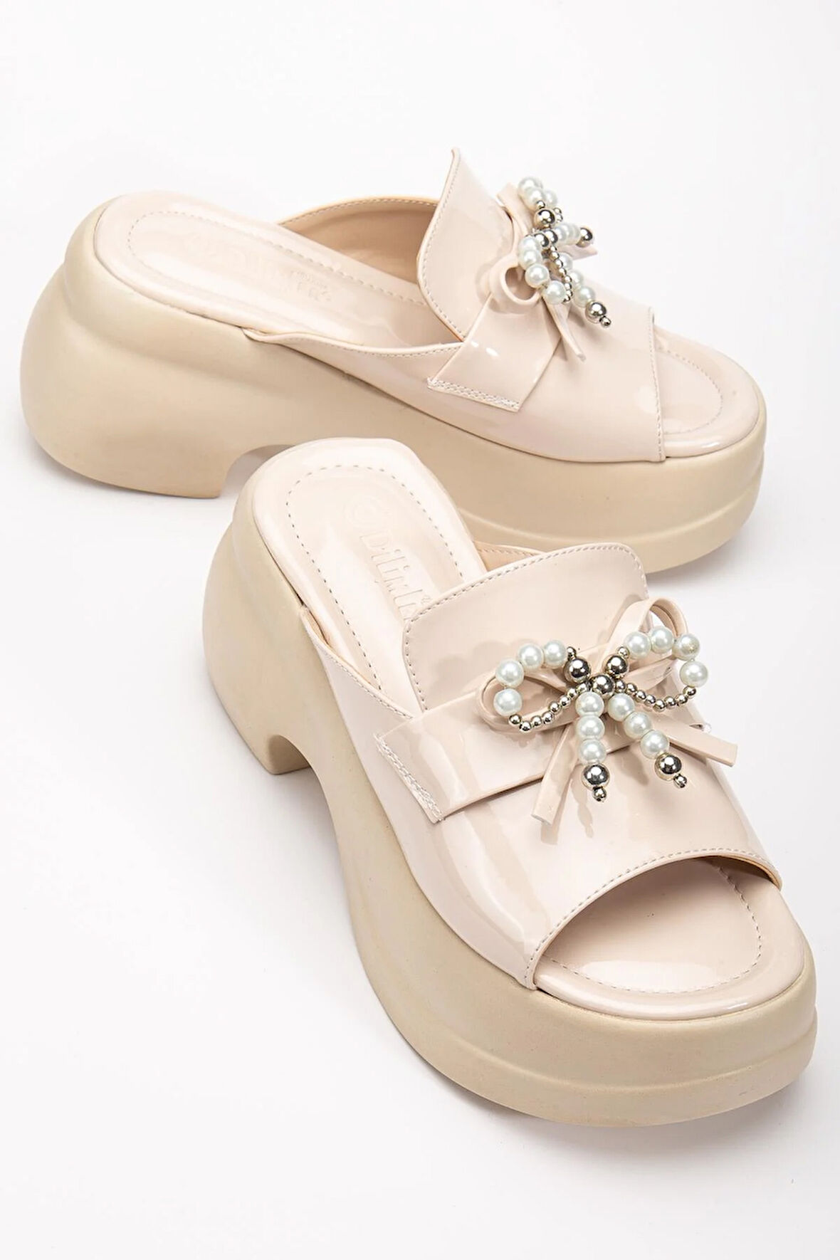 Kadın Dolgu Topuklu Terlik Bej Rugan Tümyüz İnce Aksesuarlı