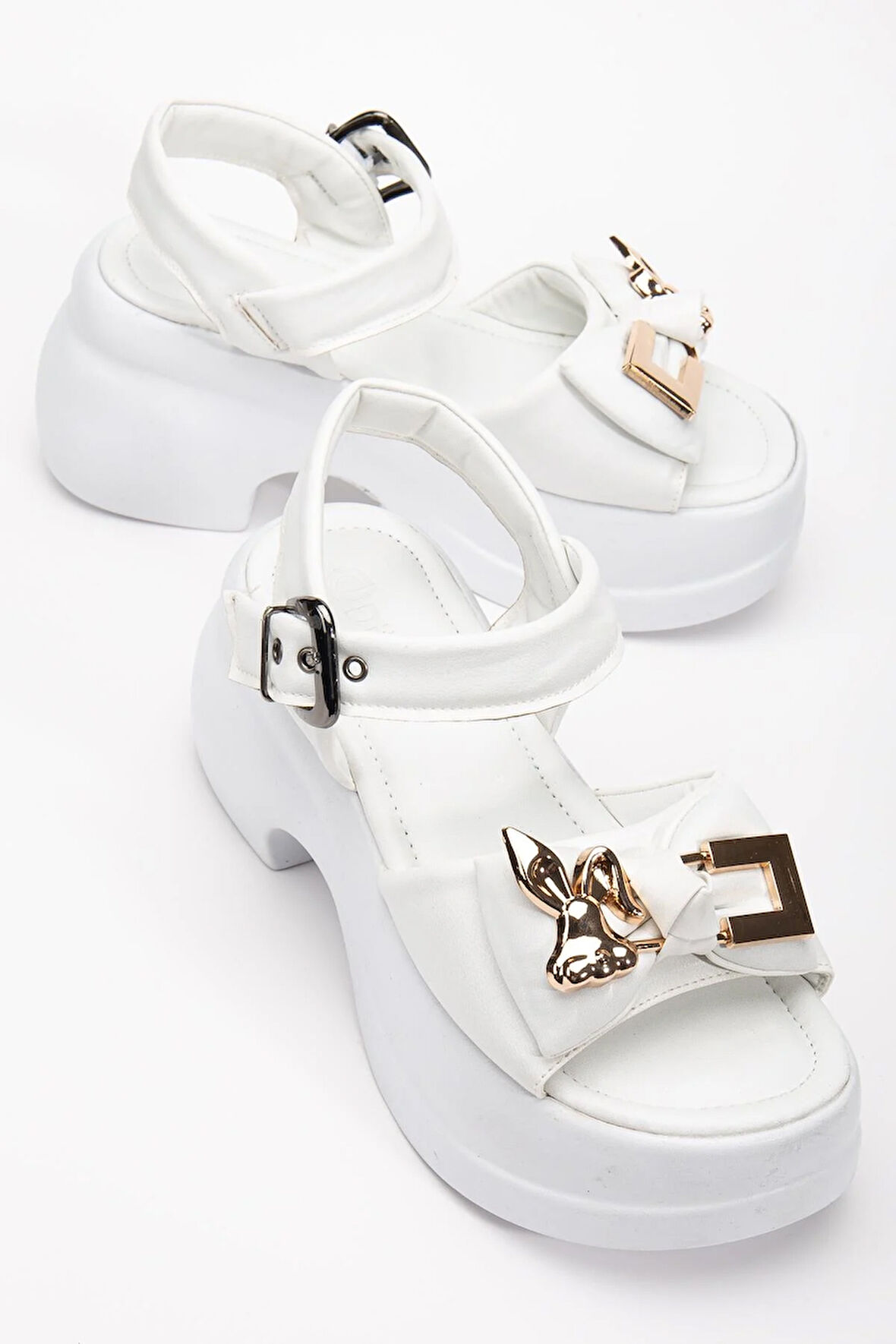 Kadın Dolgu Topuk Sandalet Beyaz Baretli Tavşan Figürlü Tokalı