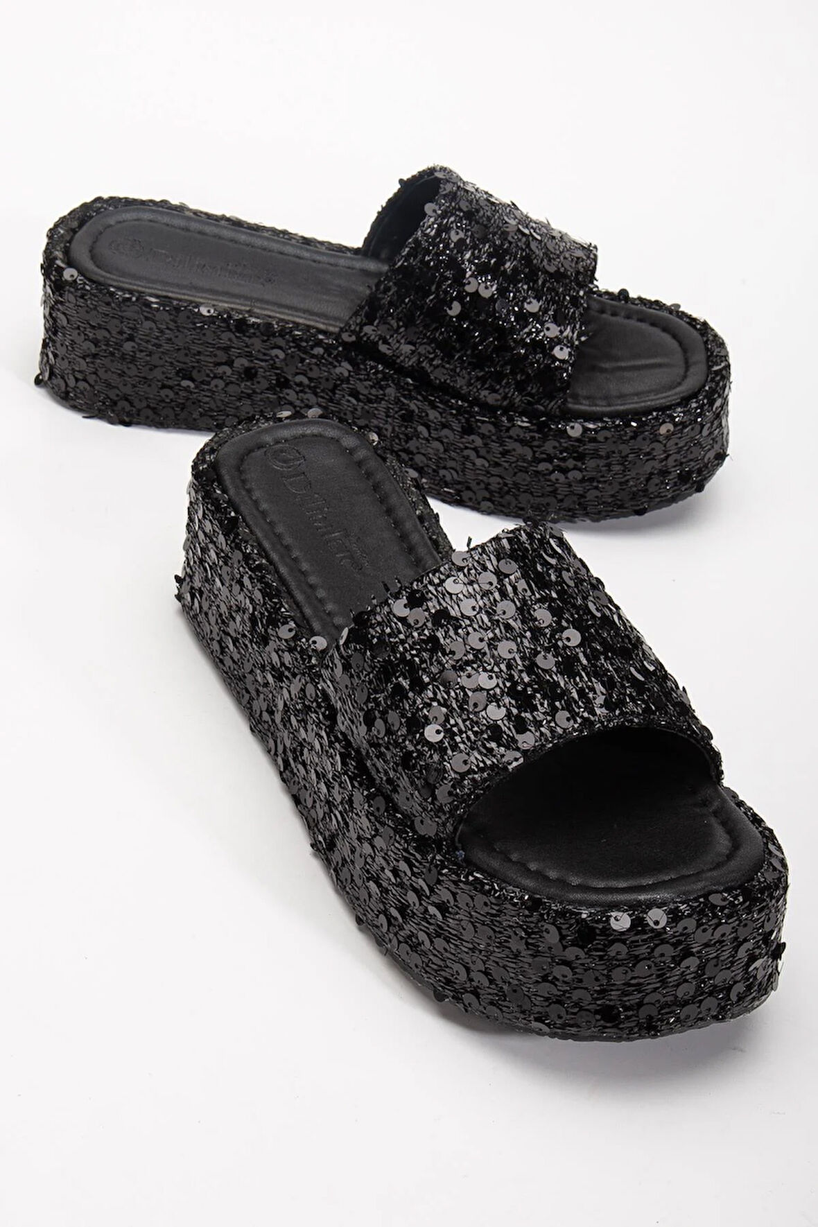 Kadın Dolgu Topuk Terlik Siyah Pullu Kalın Tek Bant Kaplama Taban