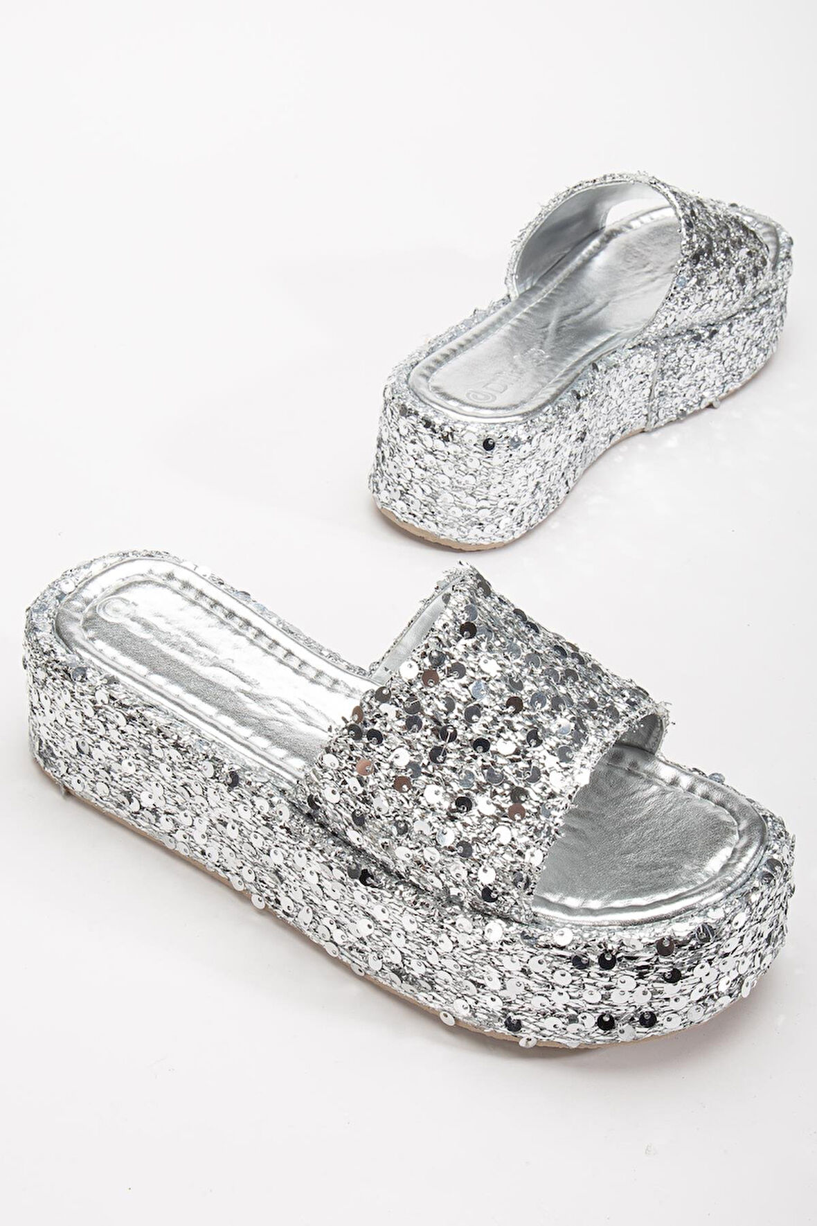 Kadın Dolgu Topuk Terlik Gümüş Pullu Kalın Tek Bant Kaplama Taban