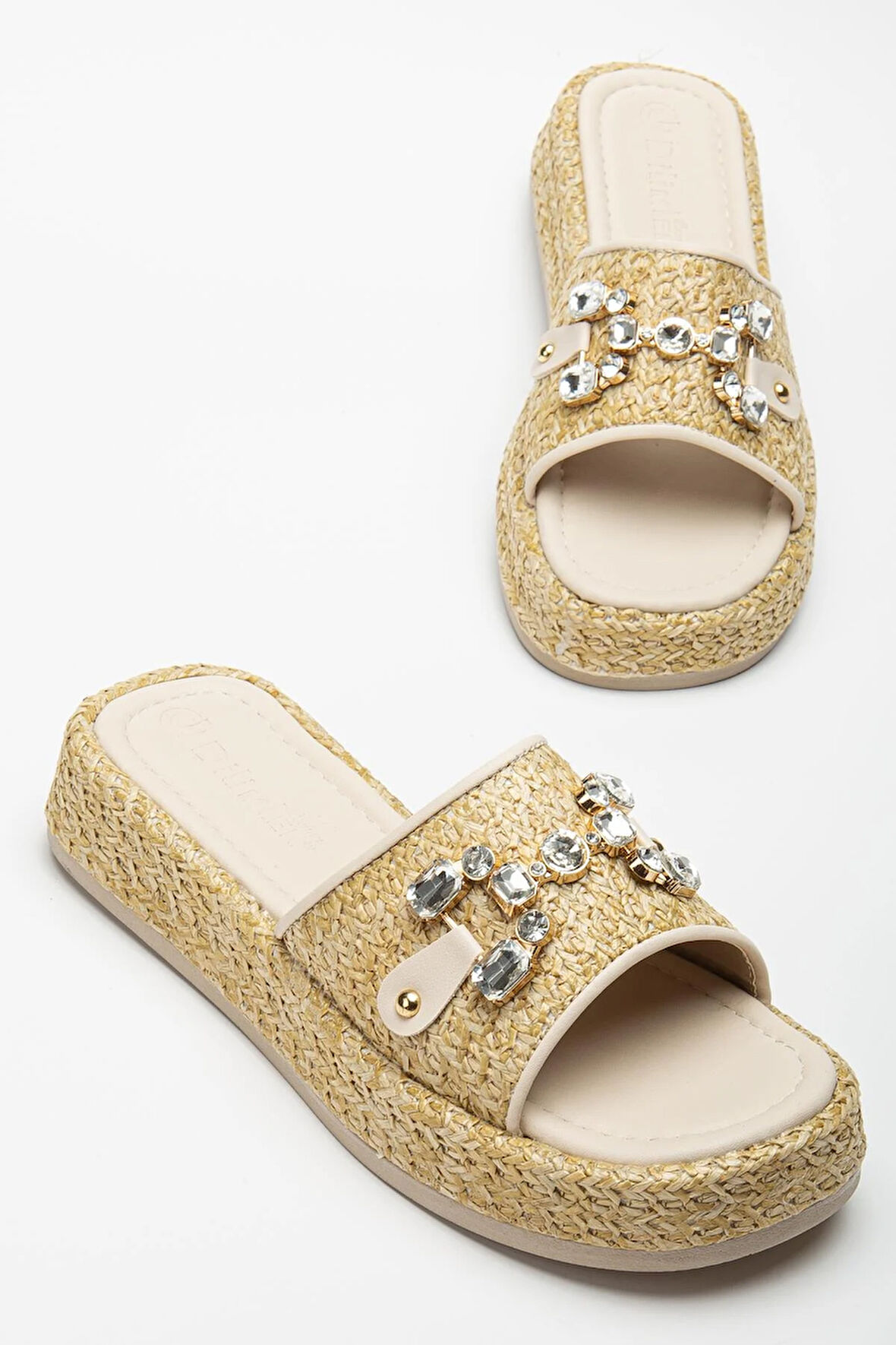 Kadın Dolgu Topuklu Terlik Bej Hasır Malzeme Kaplama Taban Taşlı