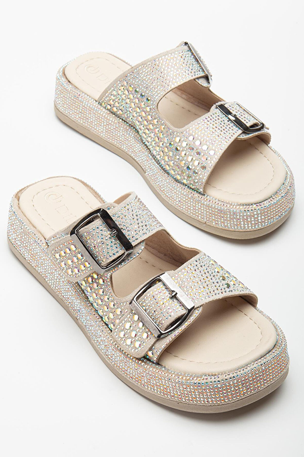 Kadın Dolgu Topuklu Terlik Bej Çift Bantlı Taşlı Tokalı