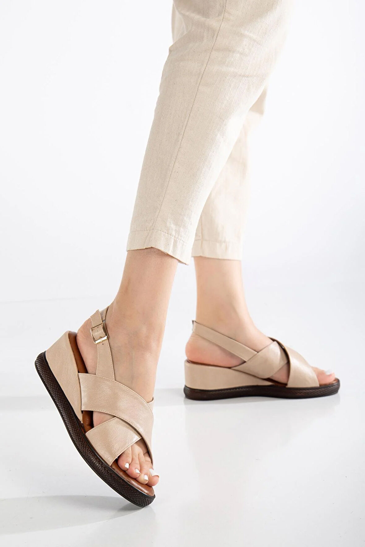 Kadın Dolgu Topuklu Ayakkabı Sandalet Bej Çapraz Bantlı Suni Deri