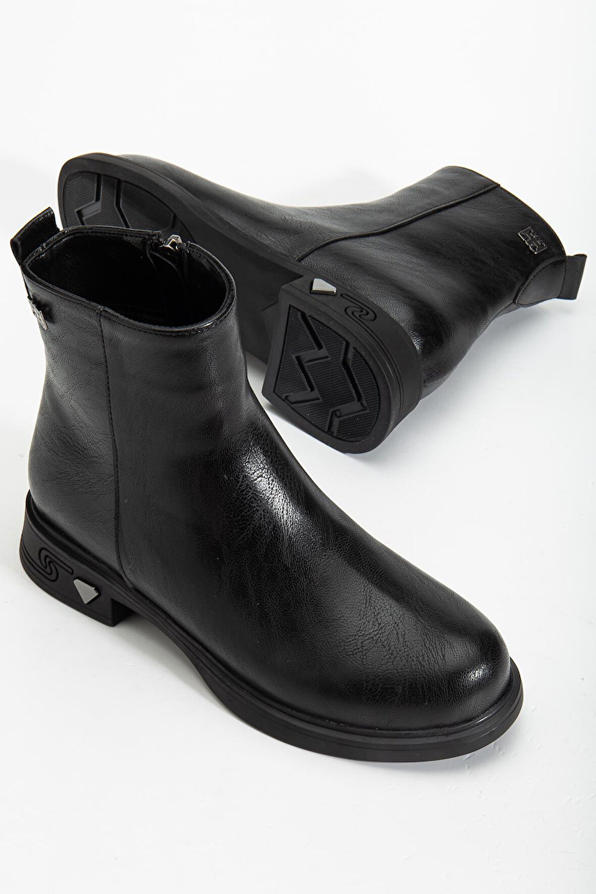 Kadın Bot Siyah Suni Deri Kauçuk Taban Yüzüdüz