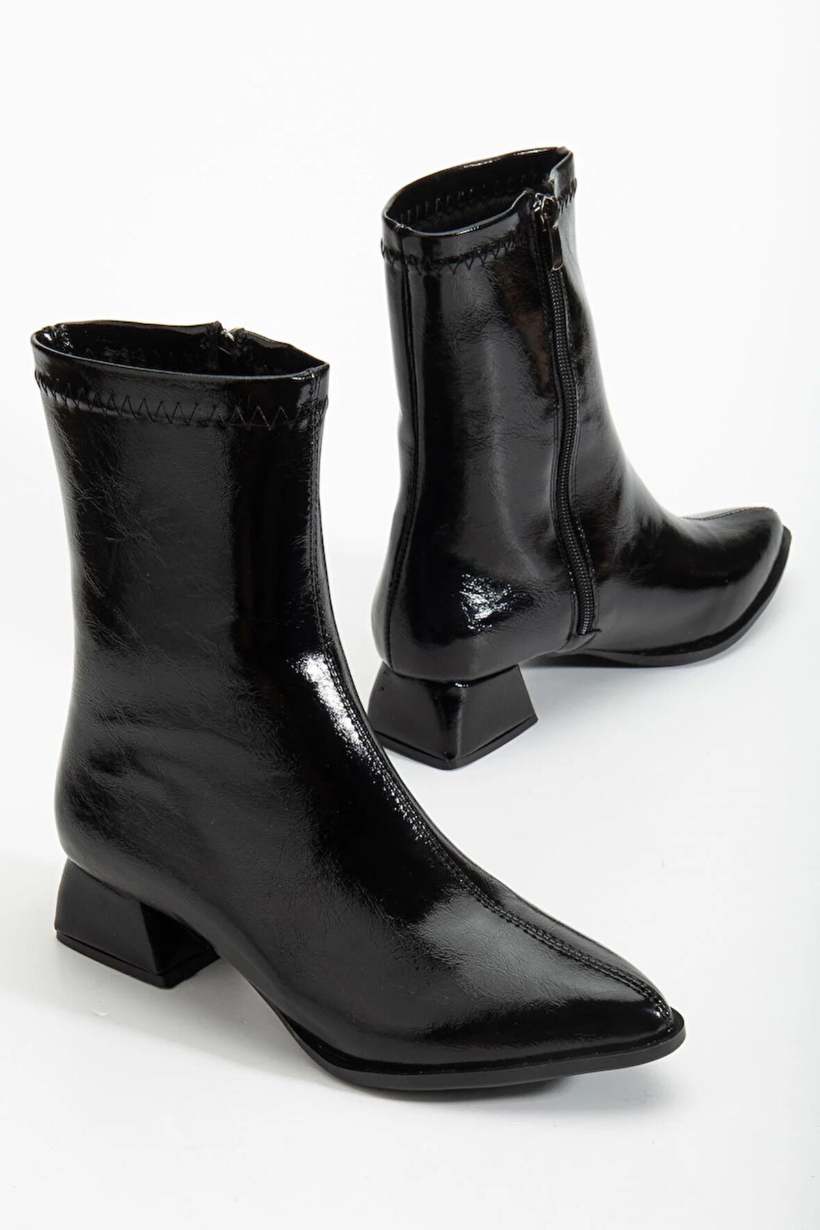 kadın Kısa Topuklu Bot Siyah Rugan Yüzü Dikişli