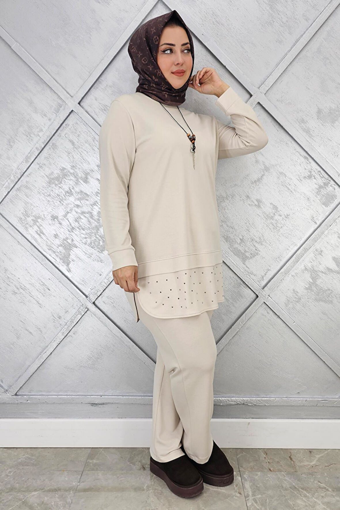 KADIN KOLYE VE TAŞ DETAYLI TESETTÜR TAKIM