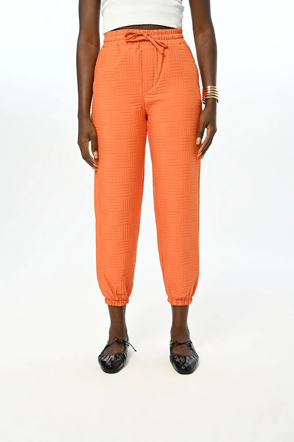 BELİ LASTİKLİ DESEN KABARTMALI KUMAŞ PANTOLON