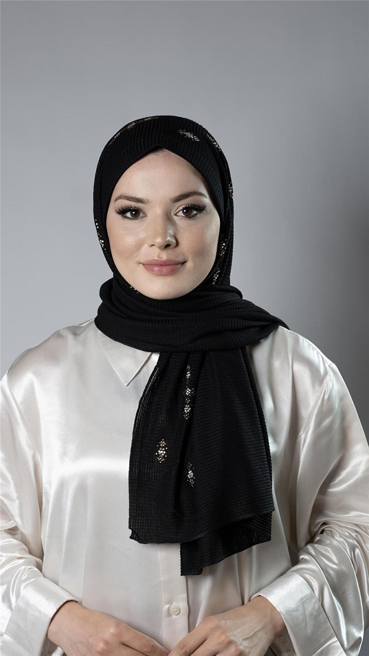 Siyah Pratik Hazır Geçmeli Tesettür Şal Örme Kumaş Taşlı Çiçek Desenli  2118C_01