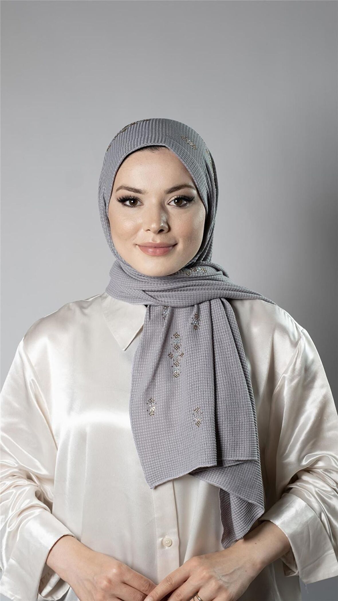 Gri Pratik Hazır Geçmeli Tesettür Şal Örme Kumaş Taşlı Çiçek Desenli  2118C_15