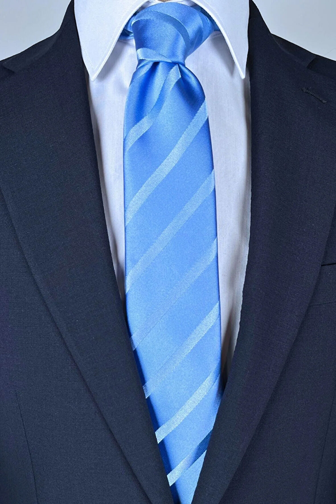 Mavi Çizgili 8 Cm Genişliğinde Klasik Saten Kravat