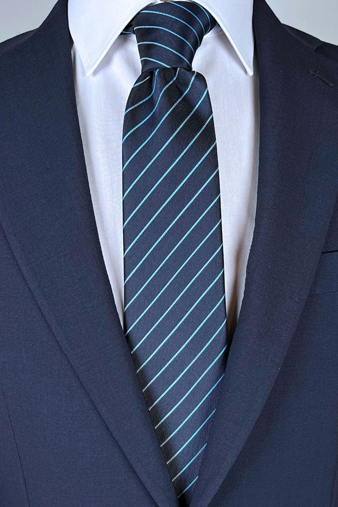 Mavi Çizgili 8 Cm Genişliğinde Klasik Lacivert Kravat