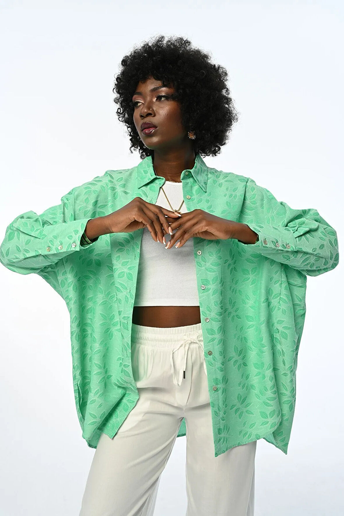 KADIN OVERSIZE KALIP YEŞİL YAPRAK DESENLİ TESETTÜRE VE BÜYÜK BEDENE UYGUN GÖMLEK