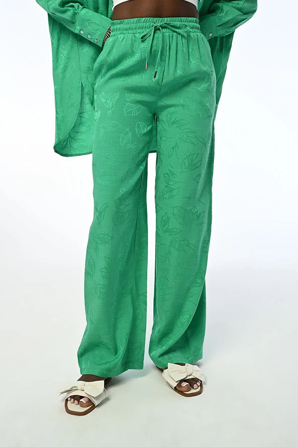 KADIN RAHAT KALIP BOL PAÇA YAPRAK DESENLİ YEŞİL PANTOLON