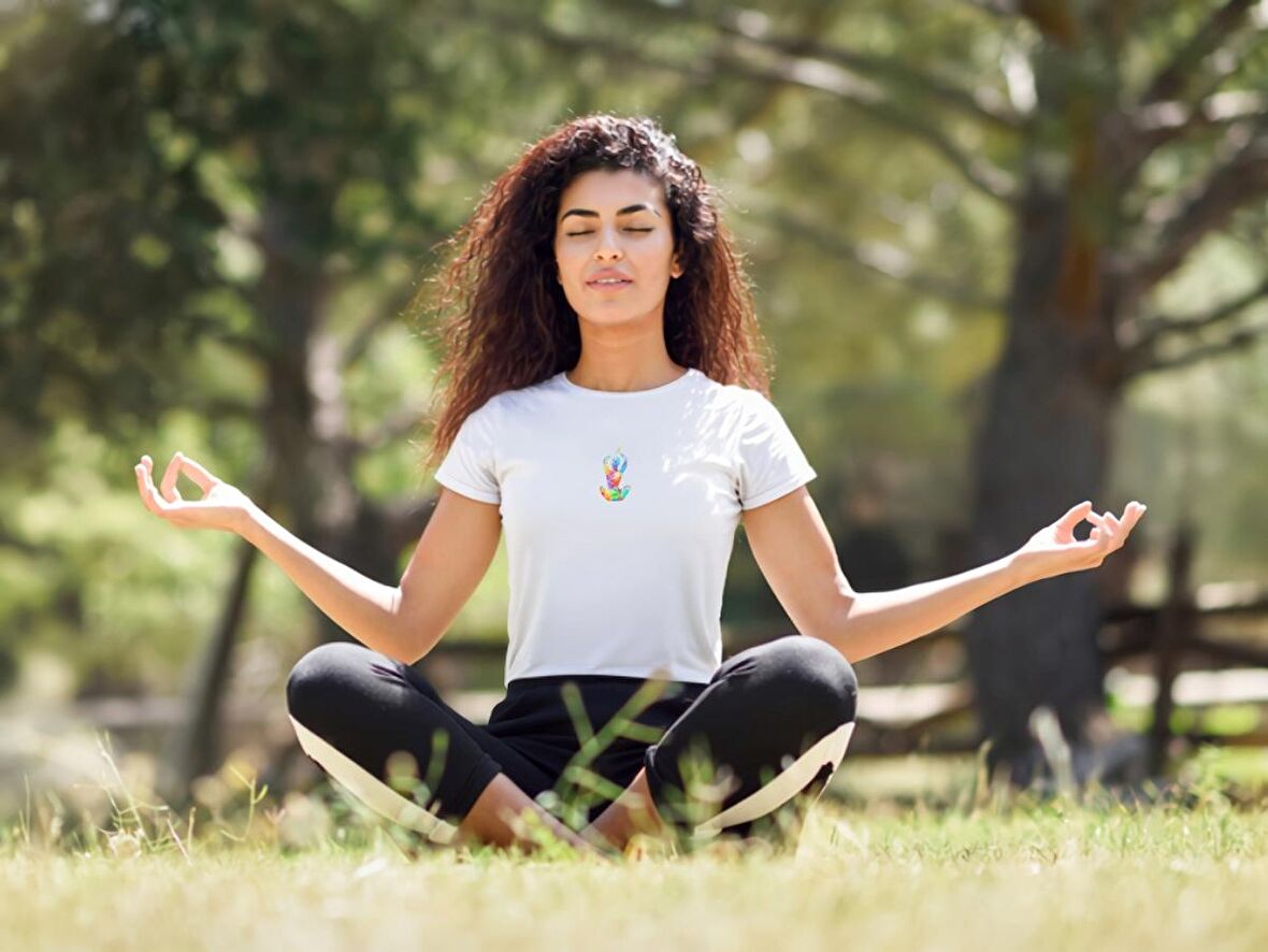 Brush Yoga Art Tasarım Baskılı Beyaz Kadın T-shirt